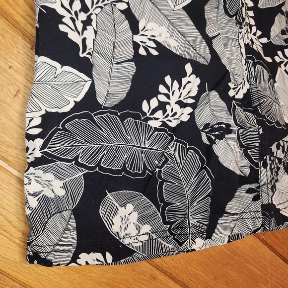 Croft & Barrow black and white leaf print classic fit skort size 4 stretch - Picture 7 of 10